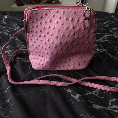 Sac bandoulière rose en cuir véritable