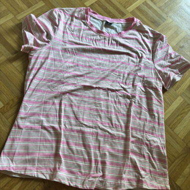 Rosa gestreiftes T-shirt