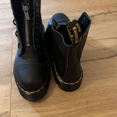 Dr. Martens Schnuerstiefel