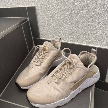 NIKE Sneaker