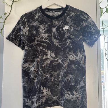 Nike T-shirt with leaf pattern