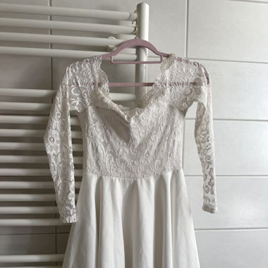 Petite robe blanche épaule dénudé 