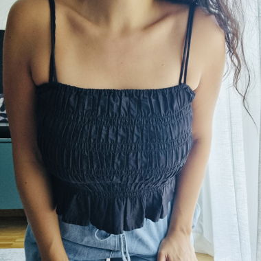 Top nero con spalline sottili