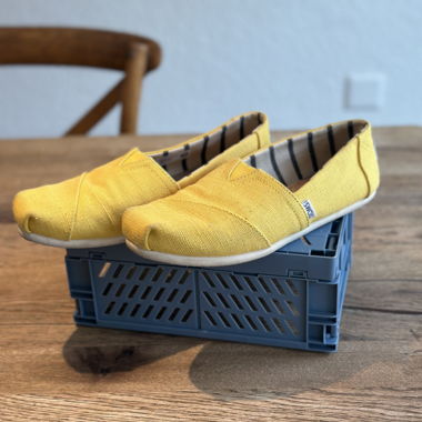TOMS size 8.5 (38)