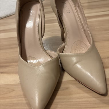 Tacchi alti beige a punta