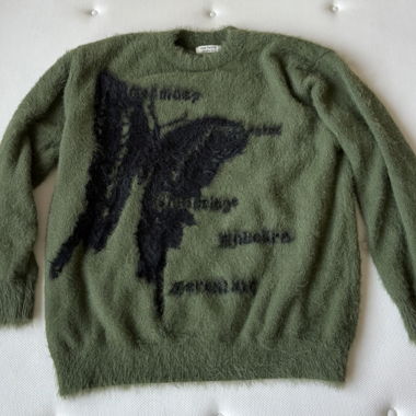 Grüner flauschiger Pulli mit Schmetterling