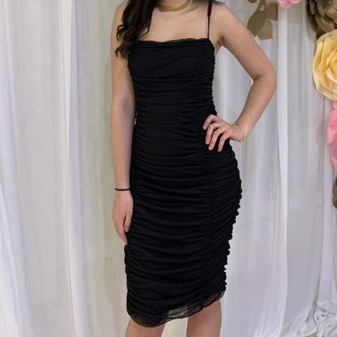 Robe noire froncée