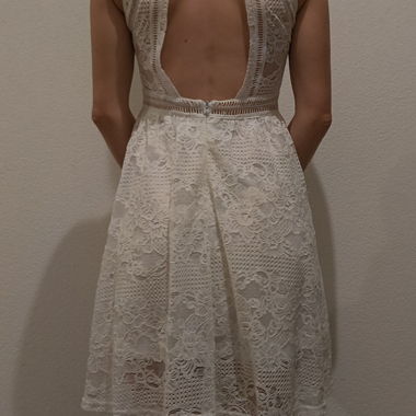 Abito bianco in pizzo con scollatura sul retro