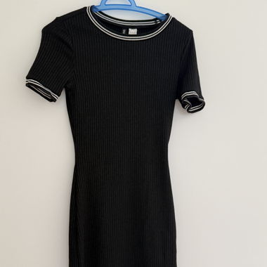 Schwarzes Kleid mit Streifen, Grösse 34