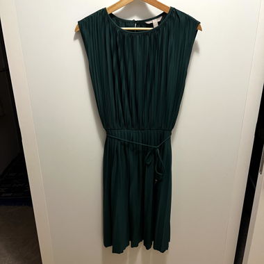 Robe plissée vert foncé sans manches