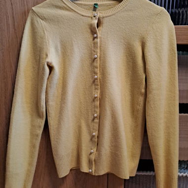Cardigan giallo con perle