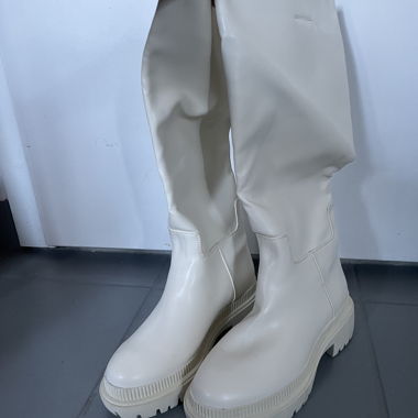 Weiße hohe Stiefel - 36 Bershka