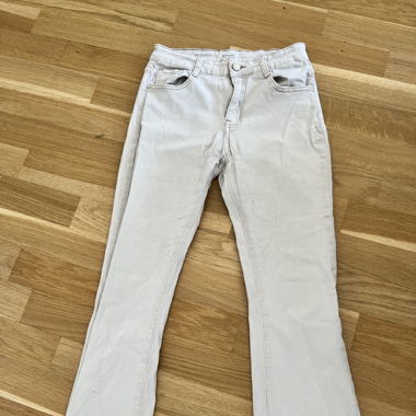 Cream / white trousers
