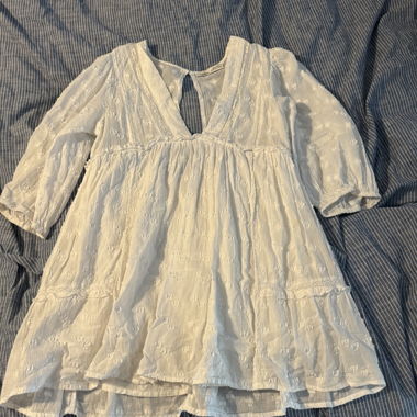 Weisse Kleid mit Puffaermeln und Hose