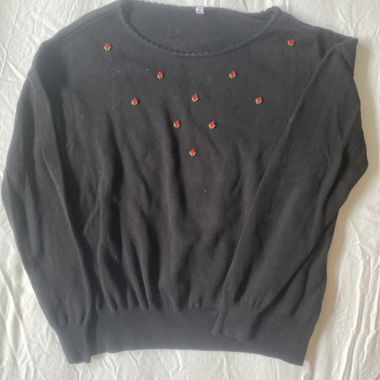 Maglione nero con ricamo floreale