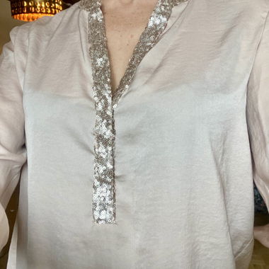 Beige Bluse mit rosé-beigen Pailletten