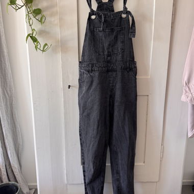 Salopette in jeans con bretelle