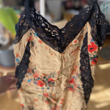 Leichtes kurzes Spitzen-Kleid mit Blumenmuster