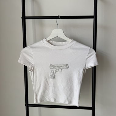 Haut court blanc avec pistolet