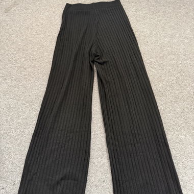 Schwarze Rippstrick-Hose