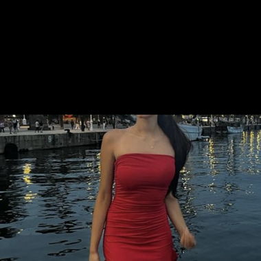 Rotes Figurbetontes Kleid mit Rüschen und Schlitz