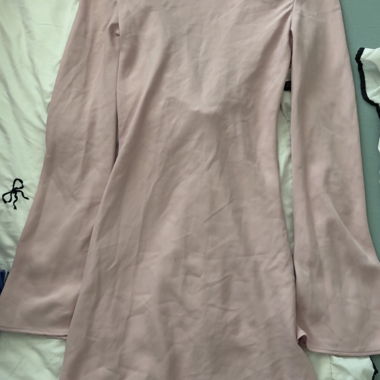 Robe rose courte à manches longues