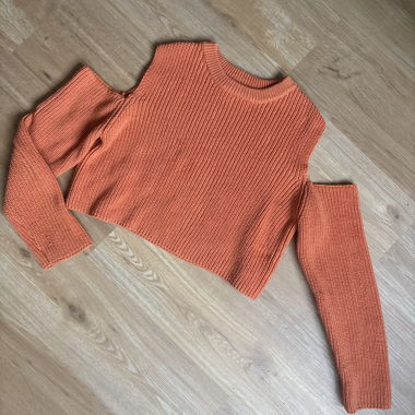 Maglione corto arancione con spalle ritagliate