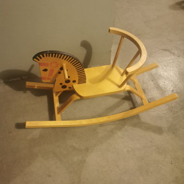 Cavallo a dondolo in legno