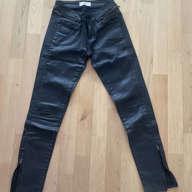 Schwarze Hose aus Kunstleder