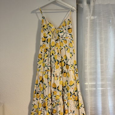 Vestito con spalline e stampa di limoni