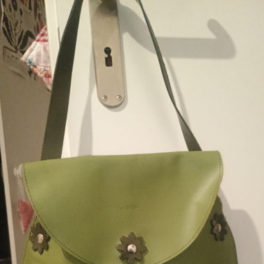 Green flat leather bag