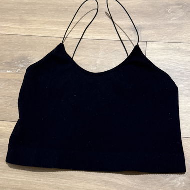 Schwarzes Top mit feinen Trägern