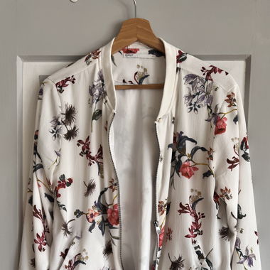 Leichte geblümte Jacke