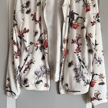 Leichte geblümte Jacke