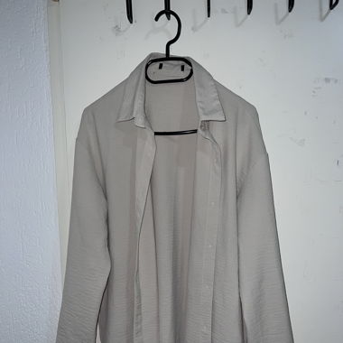 Hellbeige Oversize-Bluse mit Knöpfen
