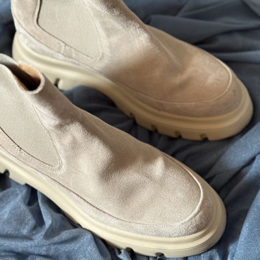 Beiger Stiefelette Voile Blanche