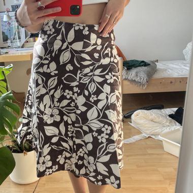 Brauner Midirock mit weissem Blumenmuster