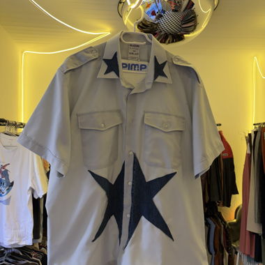 UPCYCLED Graues Kurzarm-Hemd mit Sternen