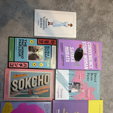 Diverse Bücher von asiatischen Autoren