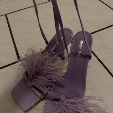 Sandales lilas avec plumes