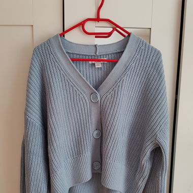 Blauer gestrickter Jackenpullover
