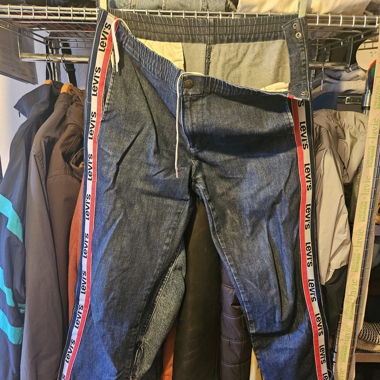 Levi's pants button closure