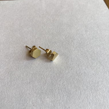 Goldene geometrische Ohrstecker