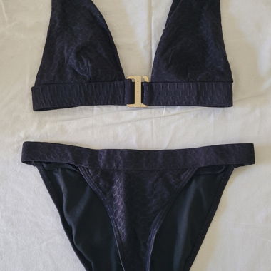 Schwarzer Bikini mit Textur-Motiv