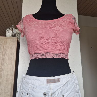 Crop-top rose bonbon, dévoilant le ventre