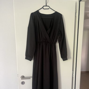 Leichtes langes schwarzes Kleid