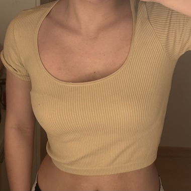 Top corto beige a coste con maniche corte