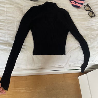 Schwarzer Rippenstrick-Pullover