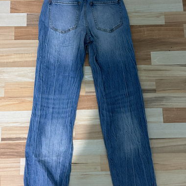 Jeans con orlo sfilacciato