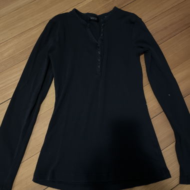 Maglia nera a maniche lunghe con bottoni